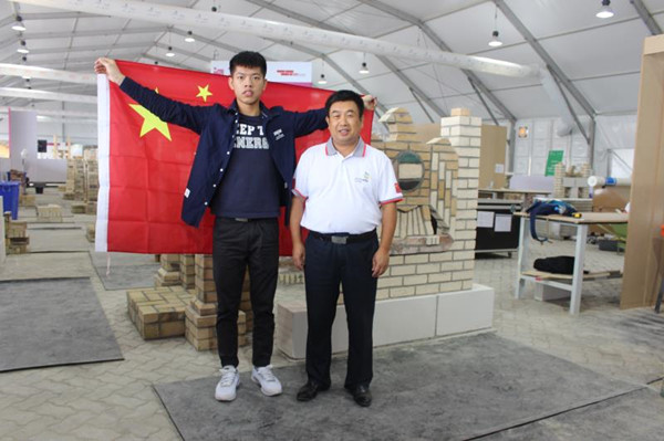 2017年10月，雷定鸣指导基地选手梁智滨荣获第44届世界技能大赛砌筑项目金牌，是中国在该项目获得的第一枚金牌_副本.jpg